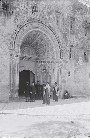 У входа в церковь Сурб Акопоц (фото начала прошлого века)