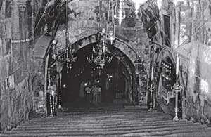 Лестница к усыпальнице Девы Марии, справа - склеп королевы Мелизенды