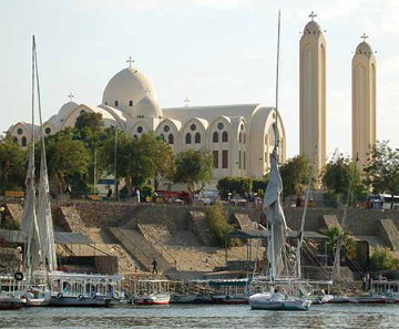 Современная коптская церковь на берегу Нила