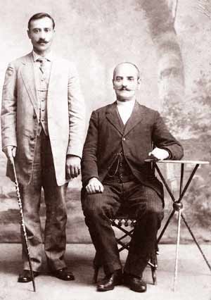 Мой ванский дед, отец моего отца (справа, сидя). Фото 1921 года.