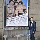 Армен Казарян у афиши своей выставки «Ани. Благословенный образ армянской столицы»